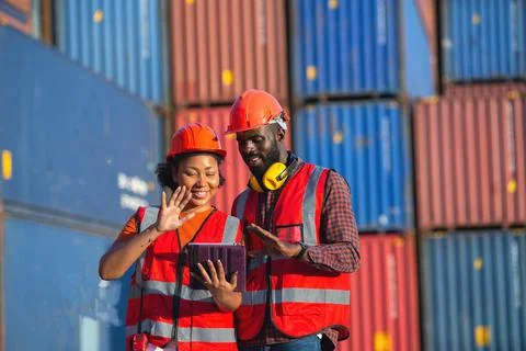 African American worker using tablet and greeting someone during video call Stock-Fotos