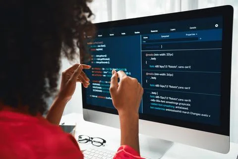 African American's developer. Coding Software project on screen. Tastemaker. Stockfoto's