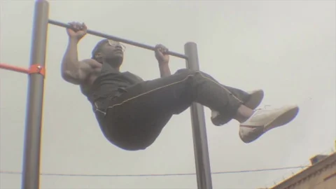 An African black bodybuilder man using pulldown cable machine and pulling bar do Stock Footage 101126247