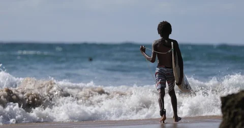 African boy going surfing 動画素材 127656540