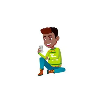 African boy sitting under tree and watching online video on smartphone cartoo Illustrazione stock