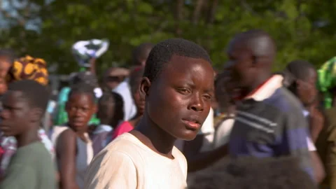 African boy walking Vídeos de archivo 142370488