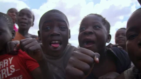 African children interacting with camera 2 Vídeos de archivo 142371181