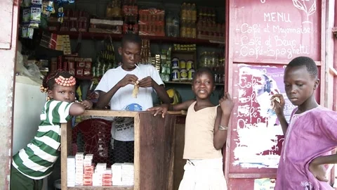 African children stand in front of a small grocery store in a slum. Vídeo Stock 166552591