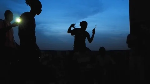 Baile africano por la noche con conversación.Baile africano por la noche con conversación.  