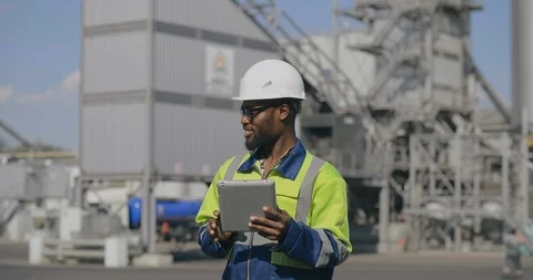 African foreman with tablet Stock Footage 114346703