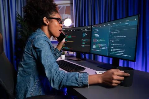 African IT developer concentrating codding program on laptop screen. Tastemaker. 库存照片