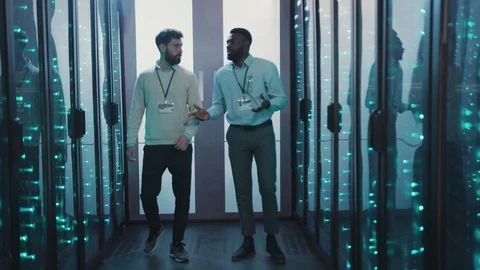 African IT engineer talking with server admin explaining things while walking in Video stock 119081402