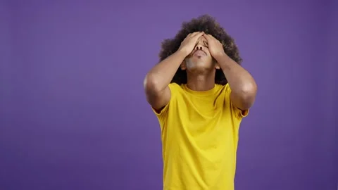 African man gesturing that he is forgetting something Vídeos de archivo 234113690