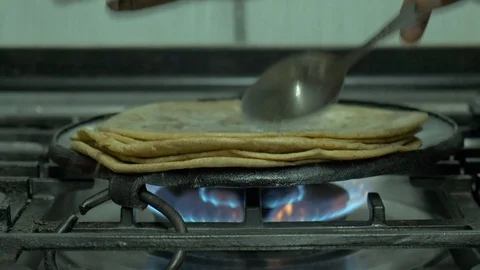 African man making chapati Vídeo Stock 128130755