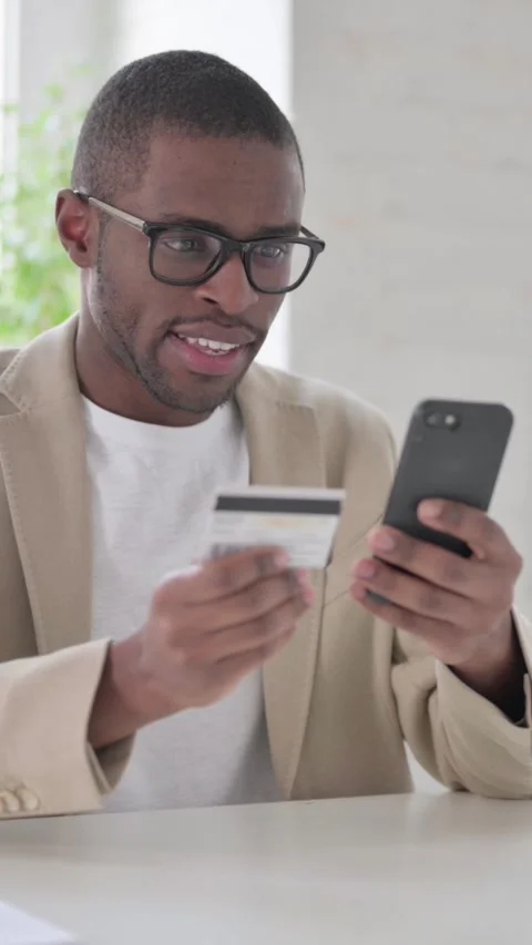African Man making Successful Online Payment on Smartphone, Vertical Video Vídeos de archivo 337350087