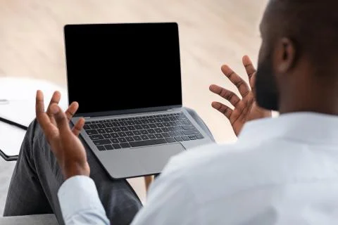 African Man Suffering Problem While Using Laptop With Black Blank Screen Indoors 库存照片
