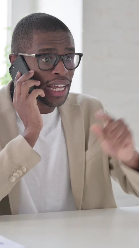 African Man Talking Angrily on Smartphone in Office, Vertical Video 库存影片 337350207
