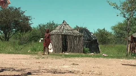 African native tribes - Young Himba women coming home in their craal in Namibia Видео 26915631