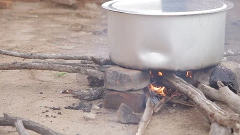 African pot, during the cooking of poor women Stock Footage 126933649
