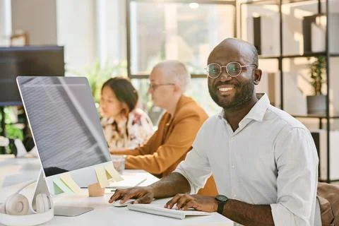 African programmer working on computer at office Foto stock