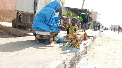 African Roadside Maize Corn Roasting Street Food Kano Nigeria Vídeo Stock 328781536