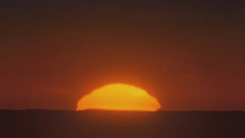 African sunset time lapse with big sun and cloudless sky Cinematic 4k footage. Vídeos de archivo 155336857