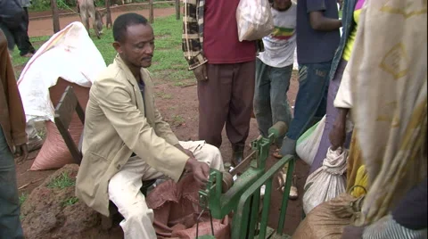 African tradesman using scale, weighing product at African market Vídeo Stock 40357873