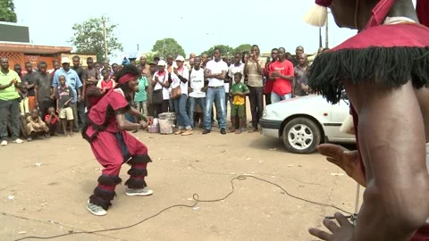 African tribal dancer dancing in front of the audience. Vídeo Stock 163411325