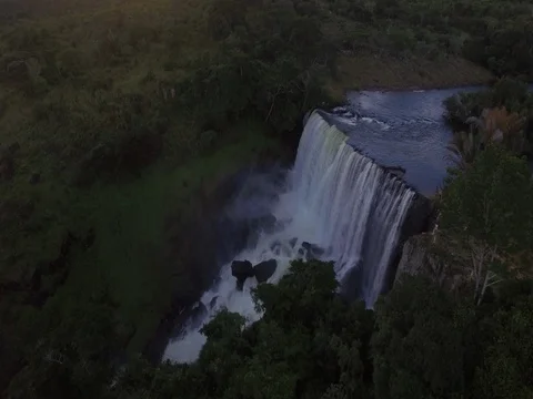 African waterfall at sunset Vídeos de archivo 83634100