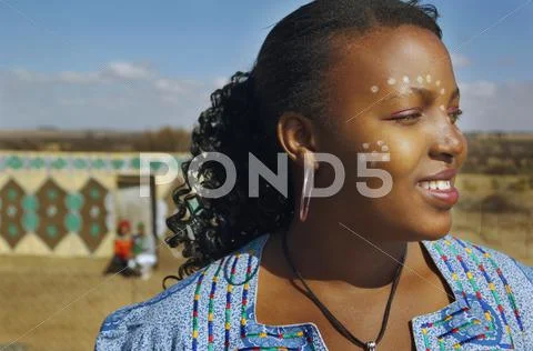 African woman with paint on face Stock-Fotos