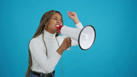 African woman protesting while shouting with a loudspeaker 스톡 동영상 228006537