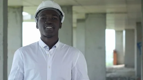 African worker at construction site talking and looking at camera Vidéo 82800942