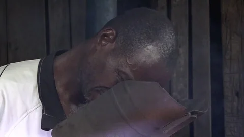 African worker medium shot Stockbeeldmateriaal 96253047