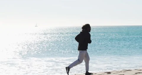 Afro man with dreadlocks running along the beach. Stock Footage 146951764