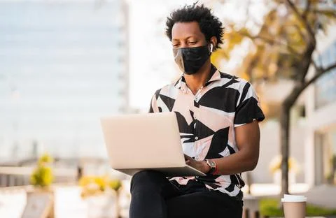Afro man using his laptop outdoors. Stock-Fotos
