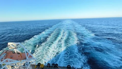 AFT SIDE VIEW OF A CARGO SHIP WHILE MOVING IN THE SEA. Foto stock