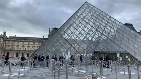 After 7 months of closure, Paris residents rediscover museums, París, FR - 19 Ma Stock Footage 204035184