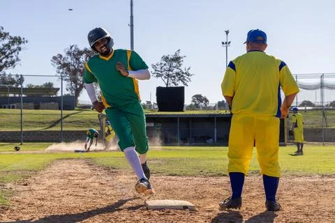 After batter hitting grounder, baserunner sprinting to first base, animated path Foto stock