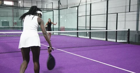 After bouncing ball african american woman serving forehand and rallying on Vidéo 344339208