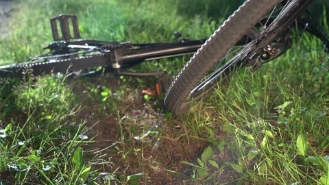 After falling from the bike. Accident while cycling. Sunny evening light.  库存影片 133314760