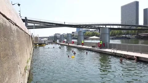 After the heatwave, temperatures will begin to drop in France this Friday, París Stock Footage 342278959