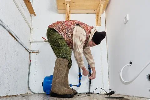 After shutting off water until spring homeowner installs heating cable on i.. Foto stock