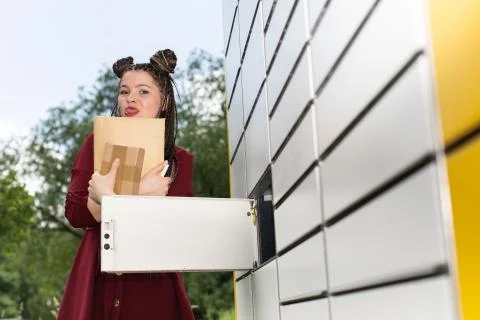 After taking the parcel out of the parcel locker and reading the sender, the Foto stock