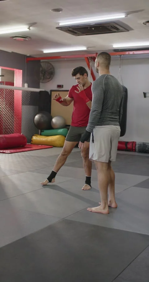 After wrist adjustment by indian trainer, male trainee practicing knee raises, Video stock 345070343