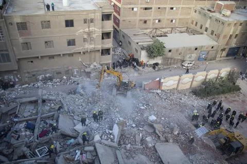Aftermath of building collapse in Cairo, Egypt - 27 Mar 2021 Fotos de archivo