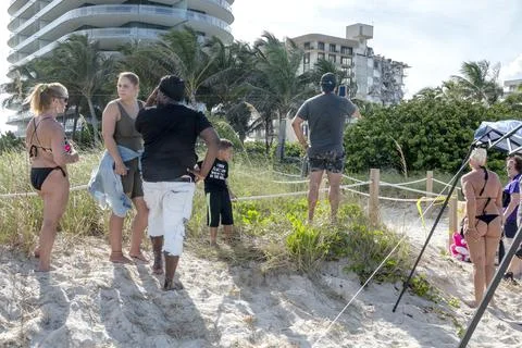 Aftermath of building collapse in Surfside, Florida, USA - 27 Jun 2021 Fotos de archivo