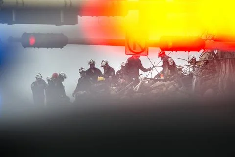 Aftermath of building collapse in Surfside, Florida, USA - 30 Jun 2021 Fotos de archivo