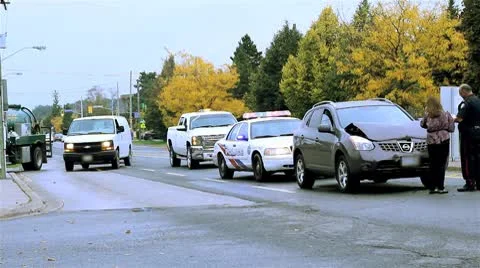 Aftermath of a minor traffic accident. Vídeo Stock 8966101