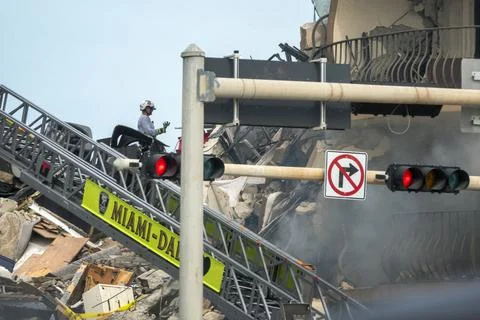 Aftermath of multi-story building partial collapse near Miami, Florida, Surfside Fotos de archivo