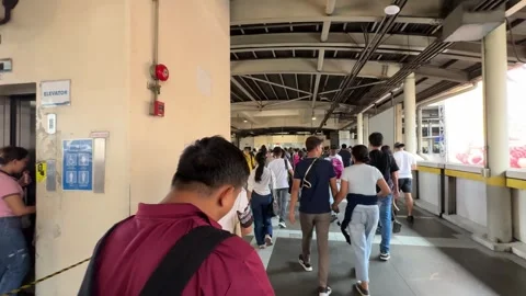 Afternoon Rush Hour at MRT Station, Pasay 4K 60fps Vidéo 338399845