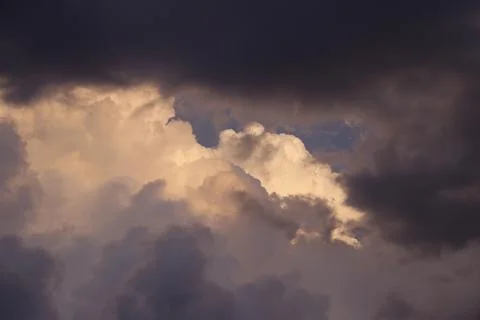 Afternoon sky with dense clouds Foto stock
