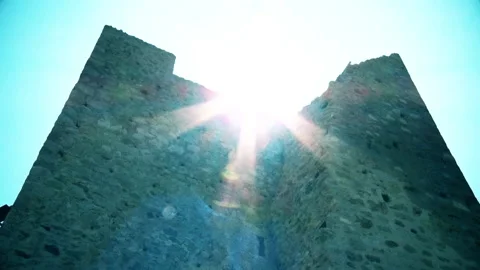 Afternoon sun rays above the old fortress Vídeo Stock 137942619