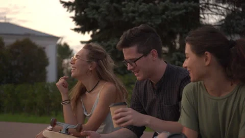 Again together. Multiracial Friends sit together after a long separation and Vidéo 154061469