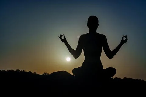 Against the backdrop of the setting sun and the blue sky, the silhouette of a Stock-Fotos
